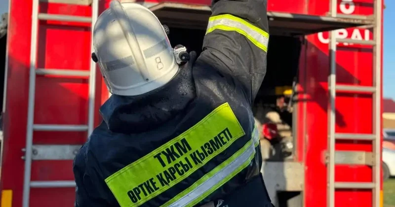 ШҚО да ер адам өртеніп жатқан үйден екі баланы аман алып қалды