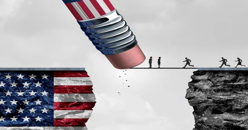 АҚШ тан көшкендер саны келушілерден асып түсті: Трамп эмиграция мәселесін қалай шешті?