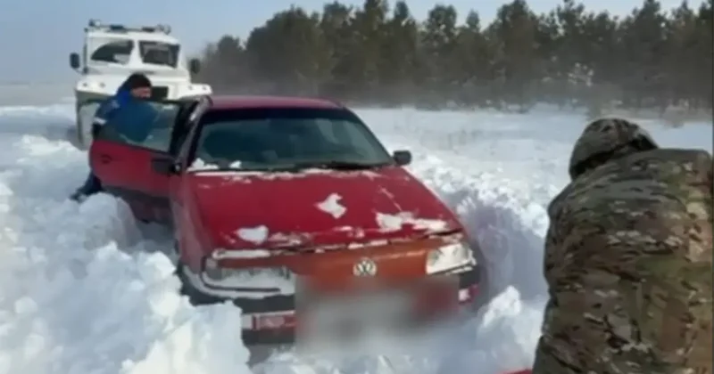 В Костанайской области из снежного заноса эвакуировали 13 человек