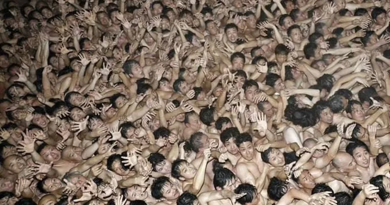 В Японии во время голого фестиваля пострадали шесть человек