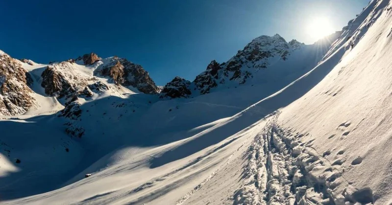 Повышенный уровень лавинной опасности сохраняется в горах Алматы