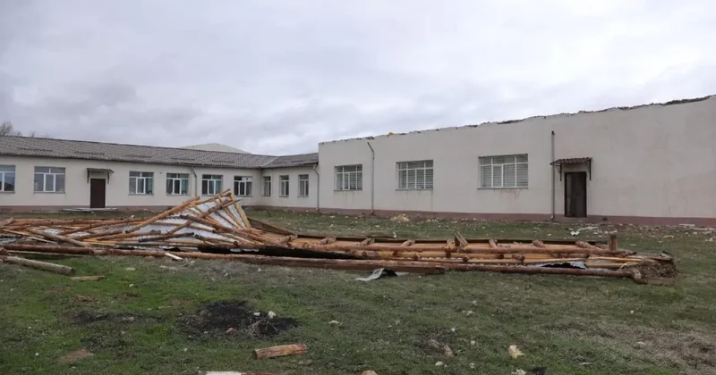 Пострадали школы и социальные объекты: локальную ЧС объявили на некоторых объектах в Жамбылской области после урагана