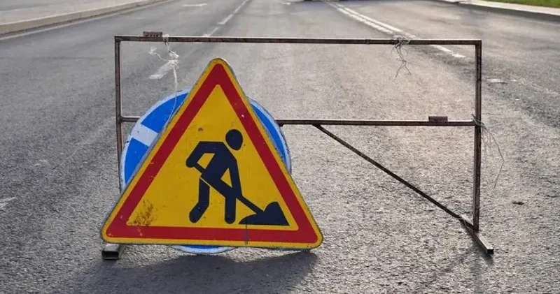 Шымкентте жаңа тас жолдың бір бөлігі шөгіп, шұңқырға айналған