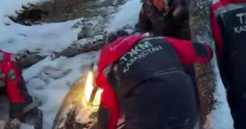 Двух мужчин эвакуировали из глубокого ущелья в горах Карагандинской области