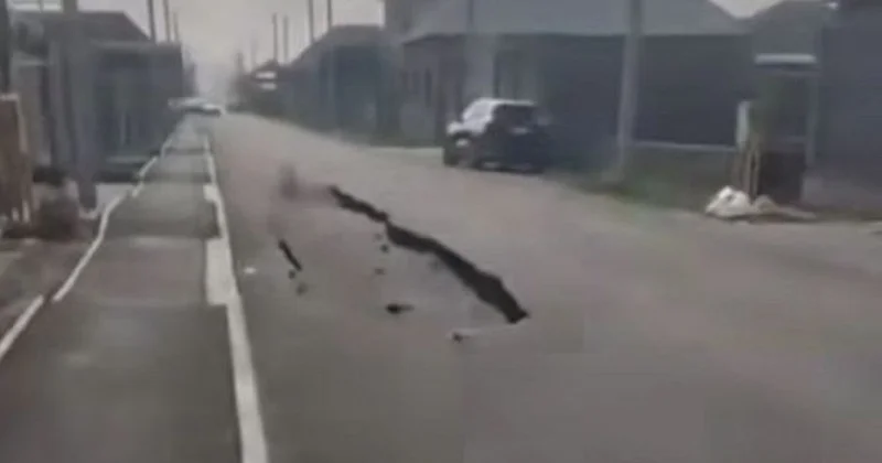 Новое дорожное покрытие обрушилось после дождя в Шымкенте (видео)