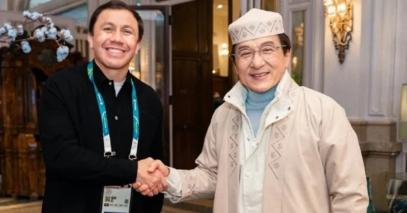 Джеки Чан в казахском чапане: встреча с Головкиным на Олимпиаде вызвала восторг