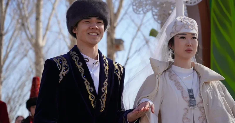 Массовая свадьба в Астане: сразу пять пар заключили брак в Наурыз