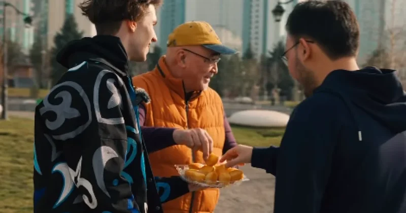 Олимпийский чемпион Шайдоров угостил алматинцев баурсаками