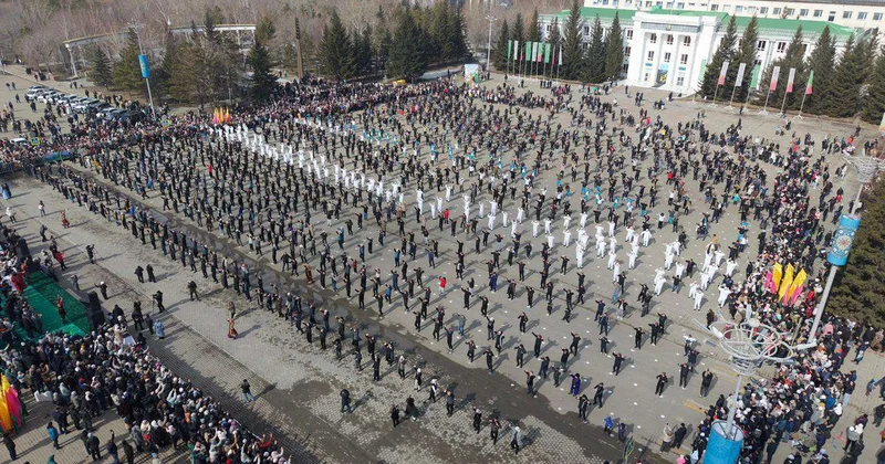 Свыше 2 тыс человек исполнили Қара жорға на празднике Наурыза в Кокшетау