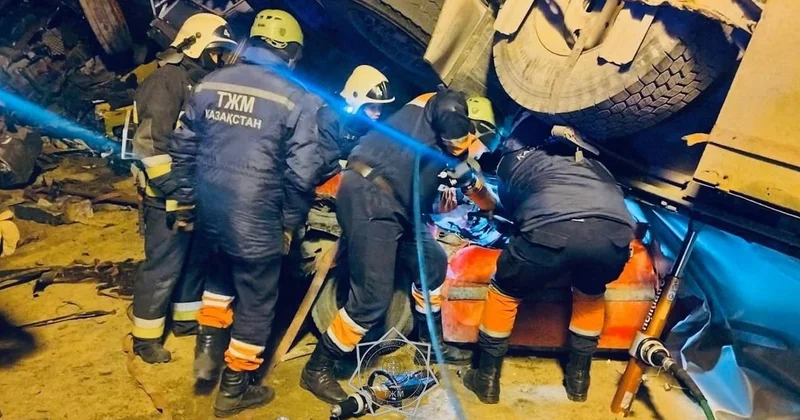 Человека зажало в машине в результате массового ДТП на трассе в Жетiсу (фото, видео)