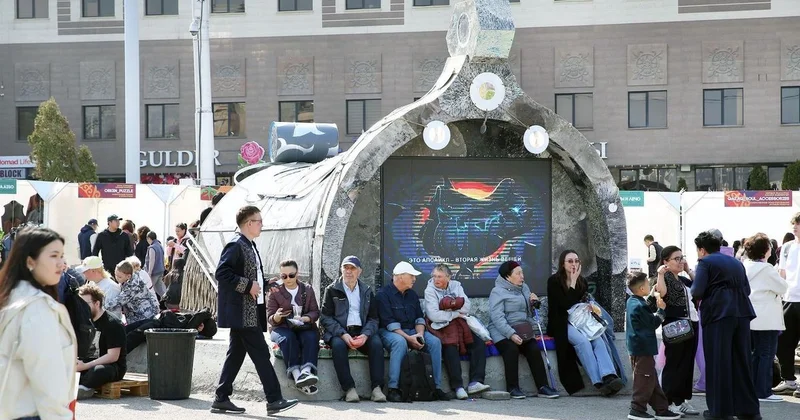 Символ традиций в экоисполнении: в Алматы показали седло из переработанных материалов