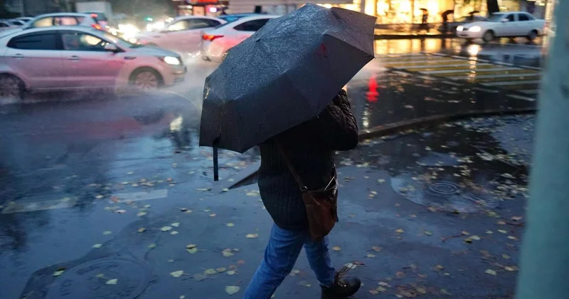 Грозы и дожди: штормовое предупреждение объявили в ряде регионов Казахстана