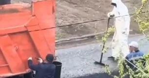 Ақтөбеде жаңбырлы күні жолдың ой шұңқырын жөндегендер жазаланбады