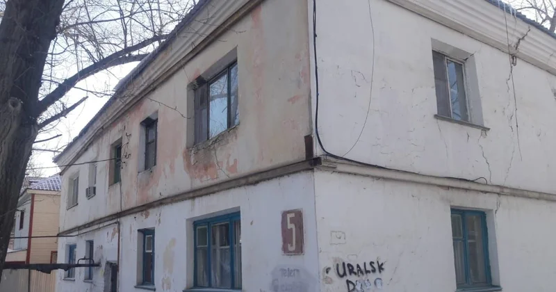 Атырауда әкімдік тасқын кезінде апатты деп танылған үйлерін бұзбаған 99 тұрғынды сотқа берді