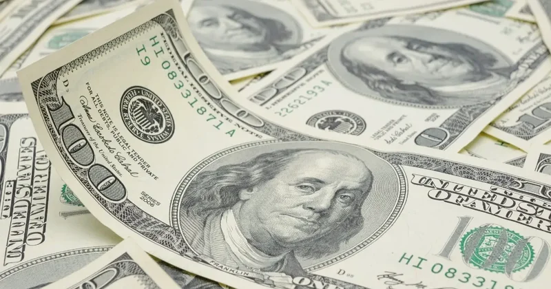 Падение курса доллара до 465 тенге объяснили финансисты