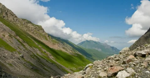 Труп иностранца с признаками насильственной смерти нашли в горах Кыргызстана