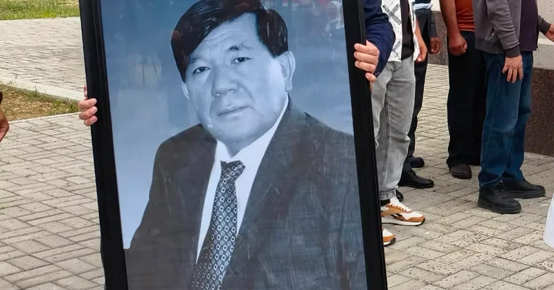 Мұхтар Шаханов Арыстан баб кесенесі маңындағы Қоғам ауылының зиратына жерленді