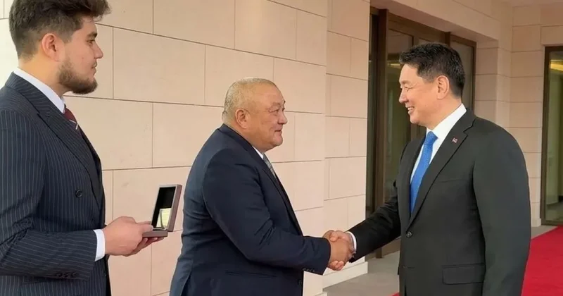 Моңғолия Президенті қазақстандық блогермен және оның әкесімен кездесті