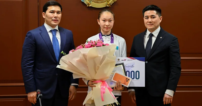 Ербол Мырзабосынов наградил чемпионку мира по таеквондо Айым Серикбаеву