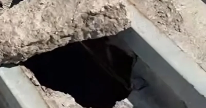 Атыраудағы орталық көпірдің баспалдағы опырылып қалған