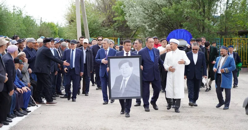 Ақын аманаты орындалды: Мұхтар Шаханов туған жерінің топырағына жерленді