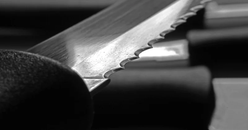 В Астане семилетний мальчик бегал с ножом за людьми: родителей оштрафовали