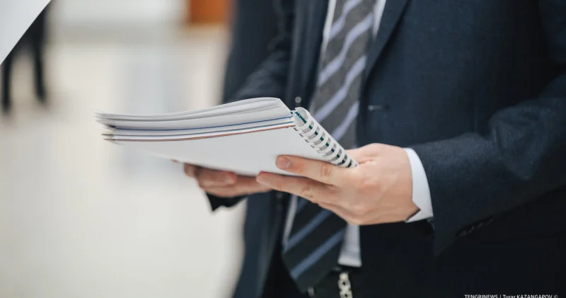 Депутаттарды дауыс беру құқығынан және жалақысынан айыруды көздеп отыр, бірақ олардың бюджетке ықпалын кеңейтуде