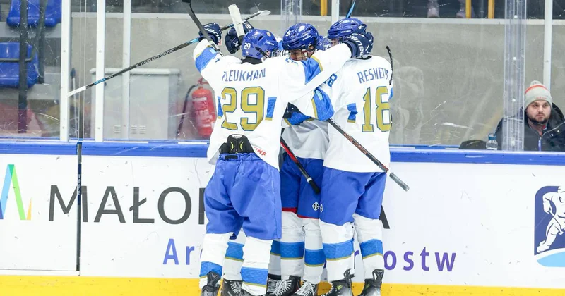 Юниорская сборная Казахстана по хоккею одержала третью победу подряд на чемпионате мира