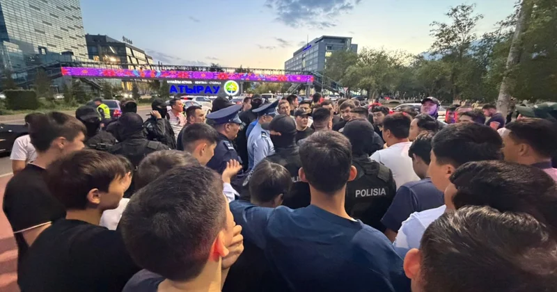 В Атырау сотни водителей авто с иностранными номерами вышли на улицы из за рейдов полиции