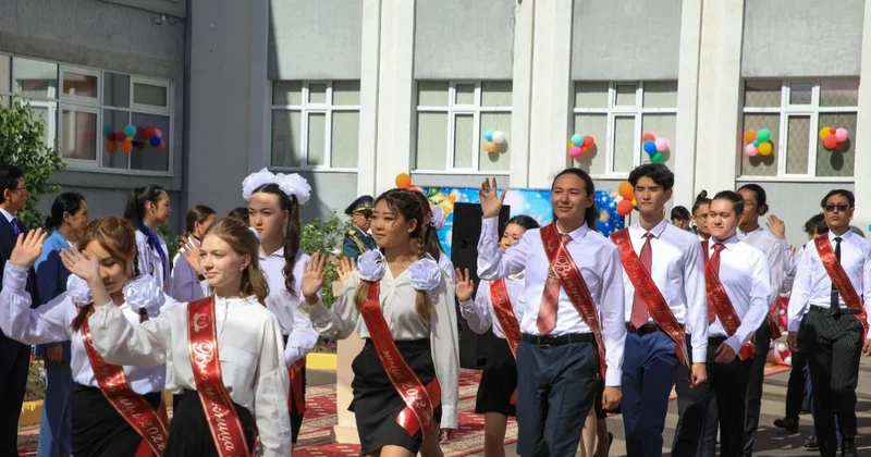 Когда казахстанским выпускникам вручат аттестаты