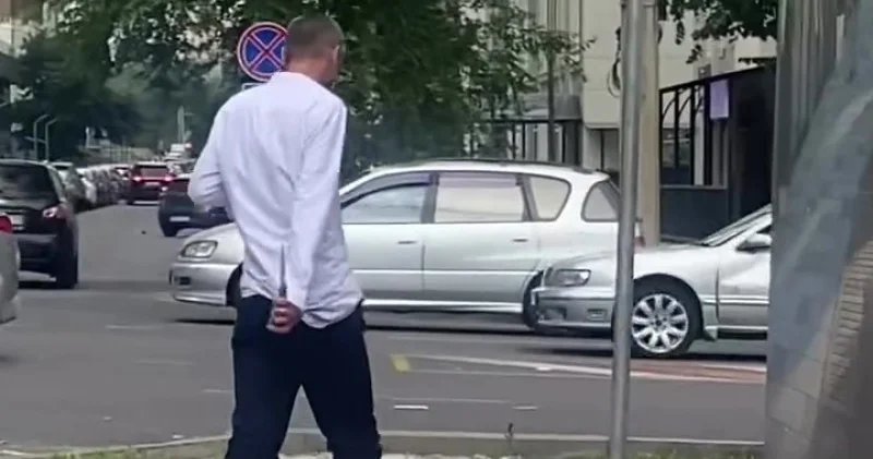 Пышақ ұстаған ер адам Алматы тұрғындарын шошытты видео