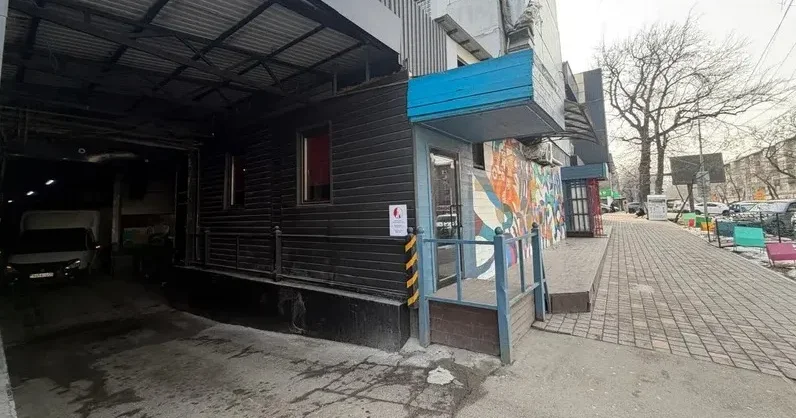 Алматының орталығында жазғы алаңы бар заңсыз дәмхана сүрілді