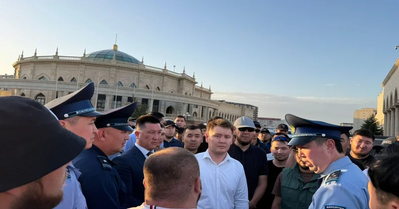 Атырауда Салтанат сарайы алдында шетелдік нөмірлі екі жүзден астам көлік жиналды
