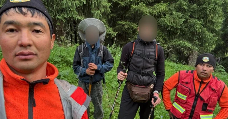 В Алматы спасатели помогли спуститься подросткам с гор