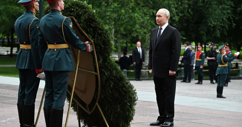 Путин Мәскеудегі Белгісіз сарбаз зиратына гүл шоғын қойды