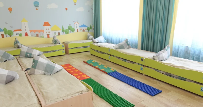 Балабақша меңгерушісінің ұлы ұйықтап жатқан балаға кеңсе пышағымен шабуыл жасаған: оқиға немен аяқталды