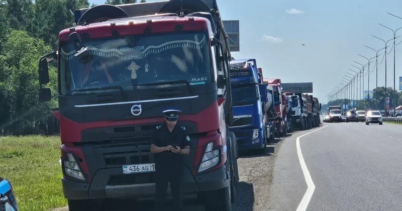 Жүргізушілер айыппұлдан қашпақ болып, жүк көліктерін тас жолда тастап кеткен, бірақ бірнеше есе артық төледі