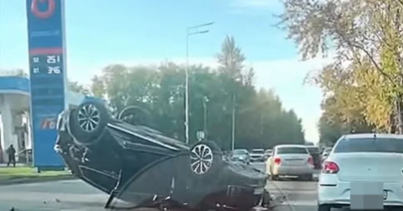 Автомобиль перевернулся после столкновения с деревом в Петропавловске
