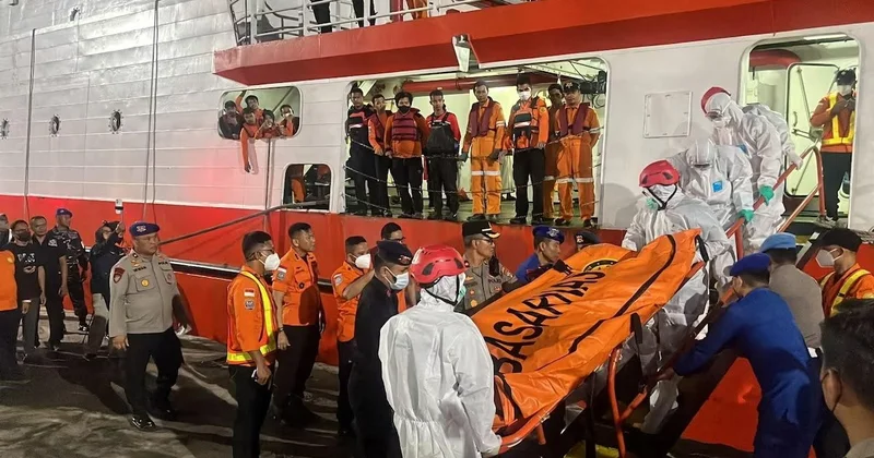 Более 120 человек пропали после крушения пассажирского судна в Индонезии