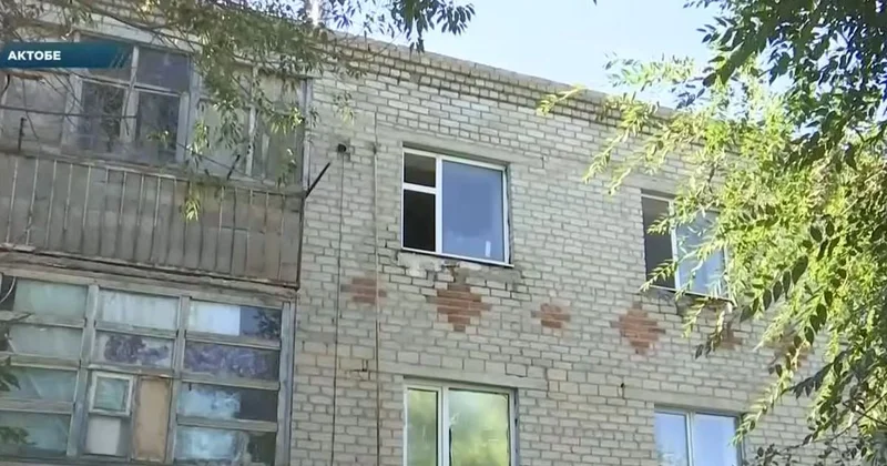 В любой момент может что то обрушиться : казахстанцы требуют расселить их из старого общежития (видео)