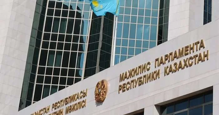 В Мажилисе проходит пленарное заседание с участием Бектенова и членов правительства