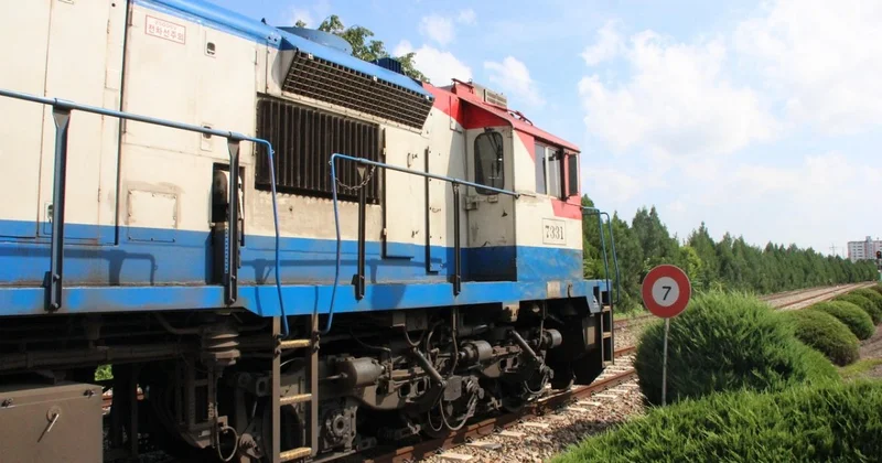 Женщина за рулем врезалась в тепловоз в Актау