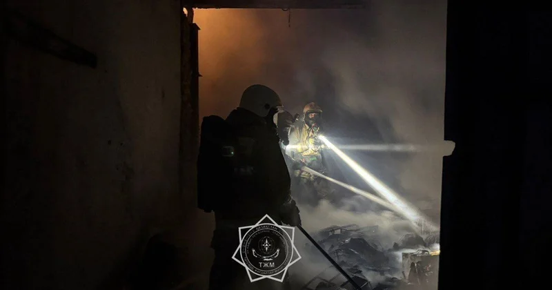 Алматыда бір қабатты ғимарат өртеніп, оқиға орнында жедел штаб құрылды