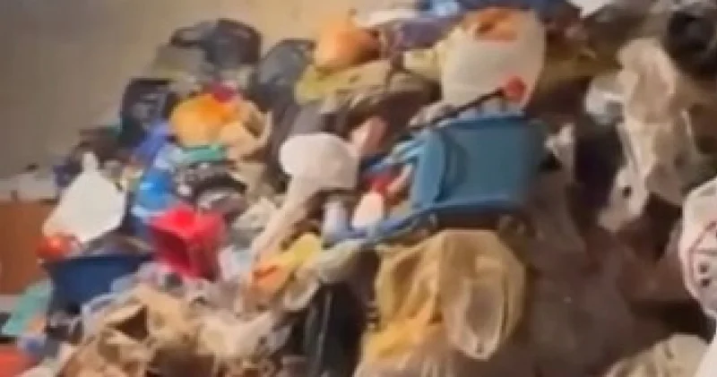 Атырауда балалар ата анасымен бірге қоқыстың арасында өмір сүрген