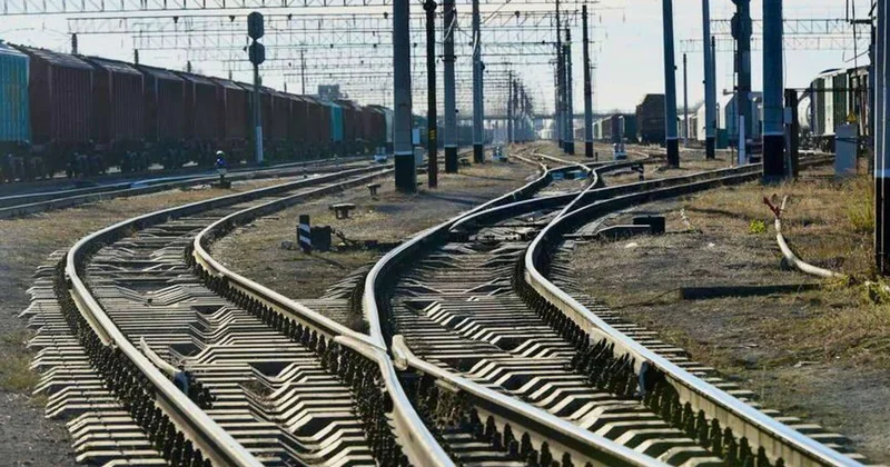Абай облысында теміржол учаскесін жөндеу кезінде кран рельстен шығып кетті