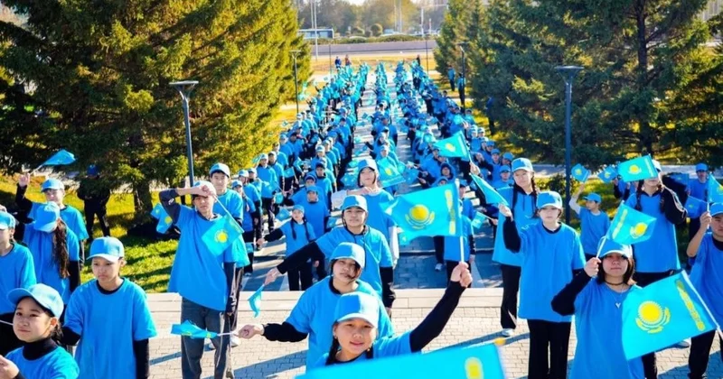Республика күні: Астанада 1500 ден аса оқушы Атамекен әнін орындады