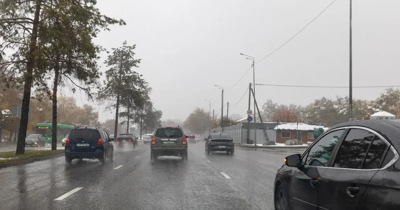 Снег и дождь: водителей просят быть осторожнее в Алматинской области