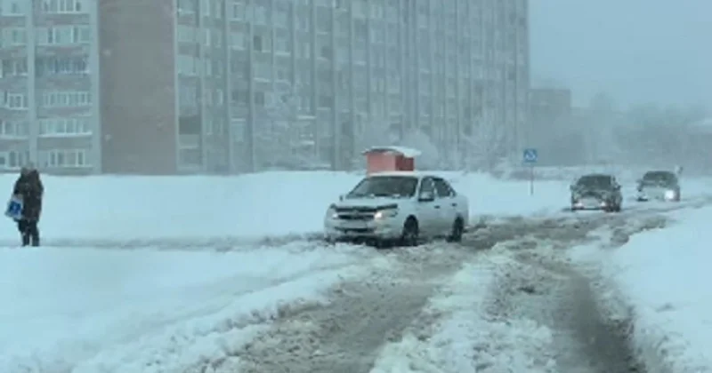 Основательно засыпало : сильный снегопад накрыл улицы Риддера (видео)