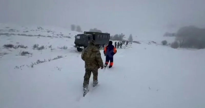 Рабочие на двух авто застряли в снегу в ВКО (видео)