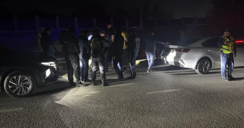 В Шымкенте задержали полицейского за рулем служебного Kia с мефедроном